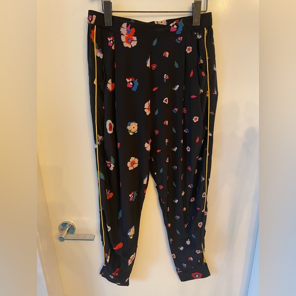 Black joggers with floral design - Picture 3 of 4